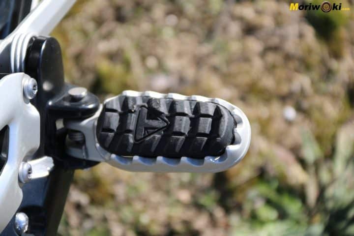 Prueba de la Triumph Scrambler 1200 XE. Estribera dentada con relleno de goma. Prueba de la Triumph Scrambler 1200 XE. Estribera dentada con relleno de goma.