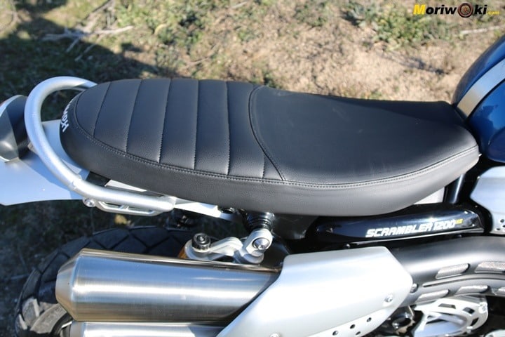 Asiento y doble escape de la Triumph Scrambler 1200 XE. Asiento y doble escape de la Triumph Scrambler 1200 XE.