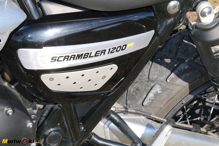 Tapa lateral de la Triumph Scrambler 1200 XE. Tapa lateral de la Triumph Scrambler 1200 XE.