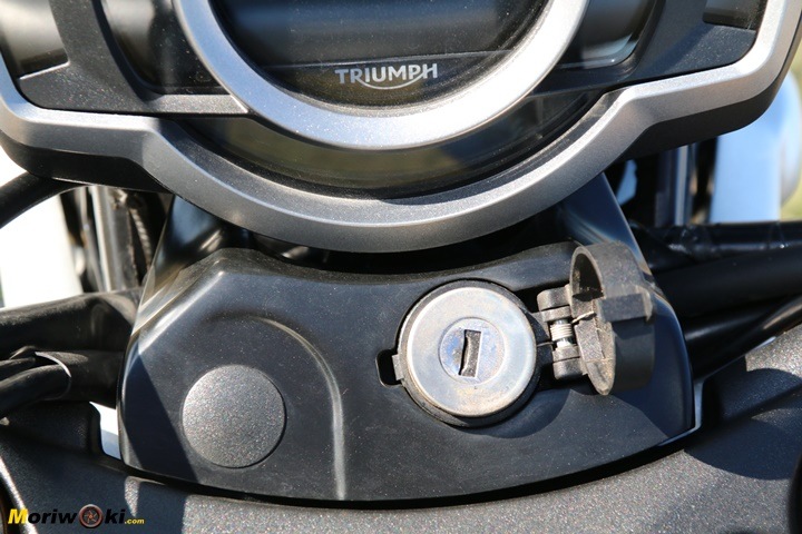 Bloqueo de la dirección en la Triumph Scrambler 1200 XE. Bloqueo de la dirección en la Triumph Scrambler 1200 XE.