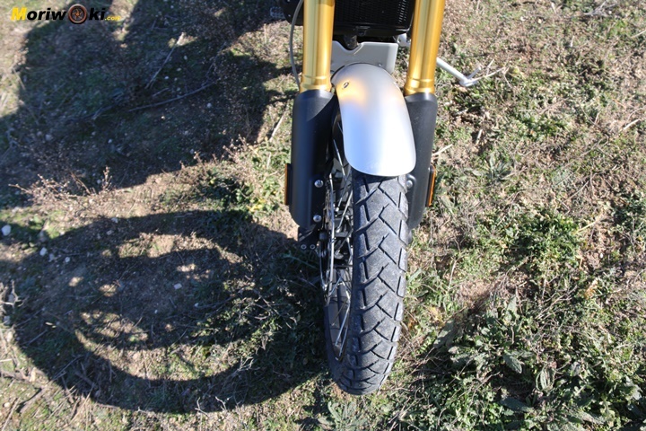 Rueda frontal de la Triumph Scrambler 1200 XE. Rueda frontal de la Triumph Scrambler 1200 XE.