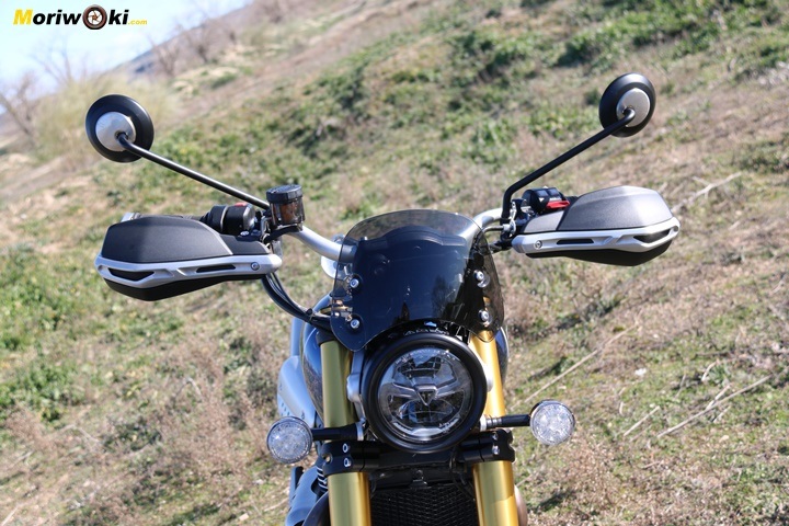Frente de la Triumph Scrambler 1200 XE. Frente de la Triumph Scrambler 1200 XE.