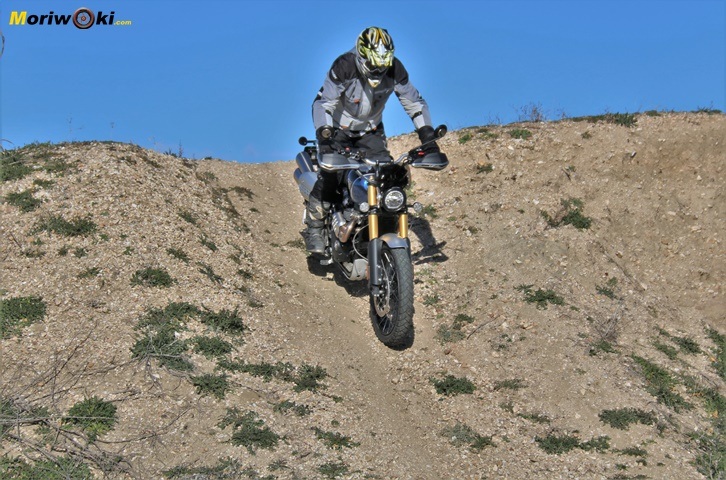 Bajada de la Triumph Scrambler 1200 XE vista de frente. Bajada de la Triumph Scrambler 1200 XE vista de frente.