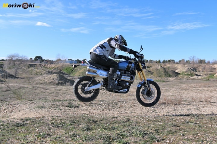 Salto en la Prueba de la Triumph Scrambler 1200 XE. Salto en la Prueba de la Triumph Scrambler 1200 XE.