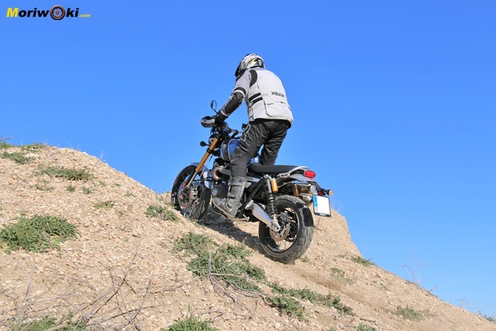 Subida empinada con la Triumph Scrambler 1200 XE. Subida empinada con la Triumph Scrambler 1200 XE.