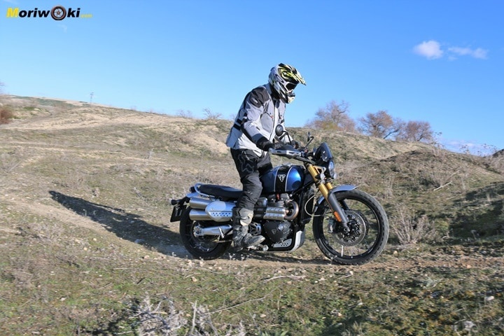 Comprimiendo suspensiones en la Prueba de la Triumph Scrambler 1200 XE. Comprimiendo suspensiones en la Prueba de la Triumph Scrambler 1200 XE.