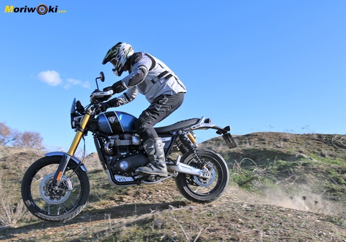 Despegando en la Prueba de la Triumph Scrambler 1200 XE. Despegando en la Prueba de la Triumph Scrambler 1200 XE.