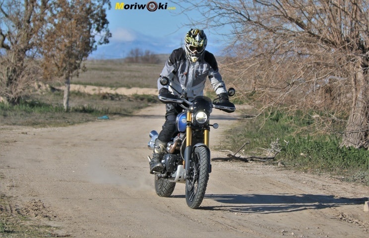 La Triumph Scrambler 1200 XE de ruta off road. La Triumph Scrambler 1200 XE de ruta off road.