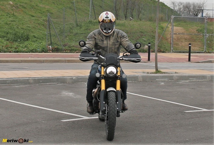 Posición urbana en la Prueba de la Triumph Scrambler 1200 XE. 