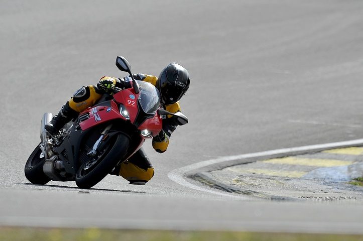 La BMW S1000RR de 2019 abordando una curva rápida del Jarama.