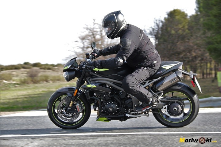 Así es la posición deportiva de la Triumph Speed Triple 1050 RS en carretera. Así es la posición deportiva de la Triumph Speed Triple 1050 RS en carretera.