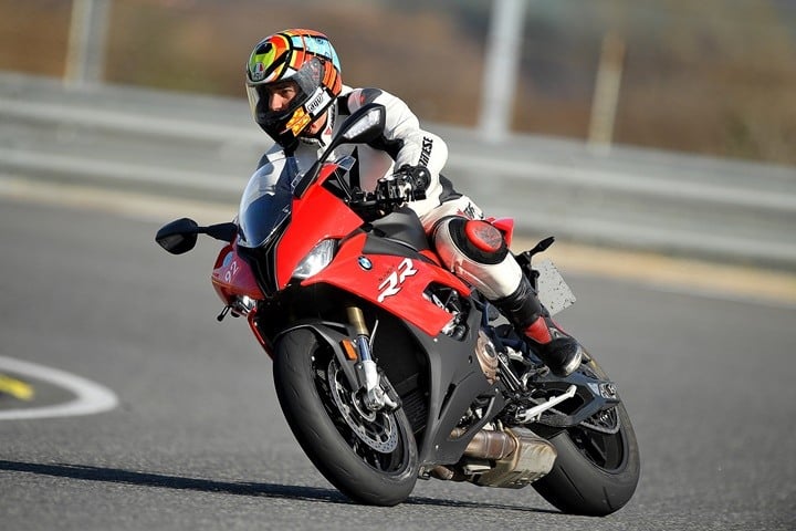 Acelerando el piloto de motocross en una pista de velocidad Acelerando el piloto de motocross en una pista de velocidad