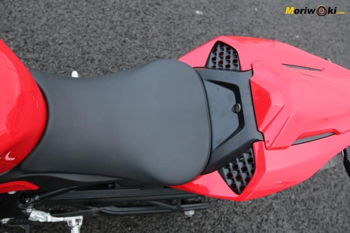 Detalle del asiento y colín en la BMW S1000RR de 2019.