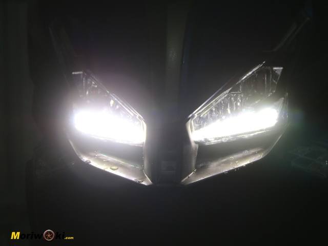La luz que proyectan los faros del Kymco Xciting 400 S. La luz que proyectan los faros del Kymco Xciting 400 S.