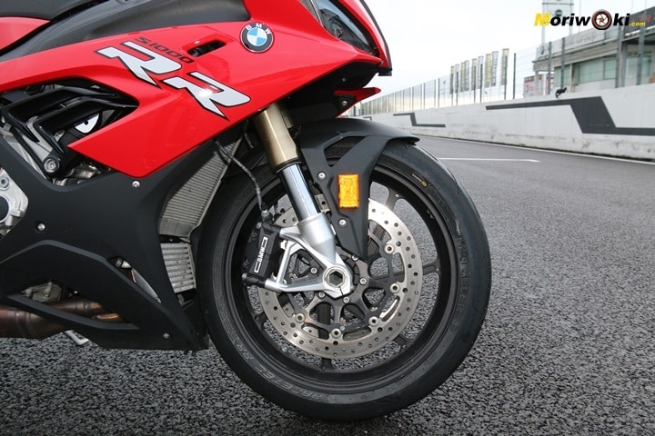 El conjunto de frenada resulta drástico y contundente en la BMW S1000RR de 2019.