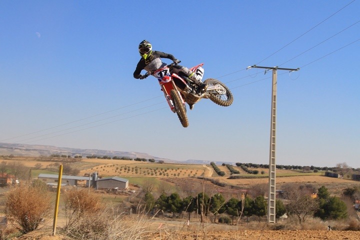 Nuestro protagonista jugando con su 450 de cross en pleno vuelo Nuestro protagonista jugando con su 450 de cross en pleno vuelo