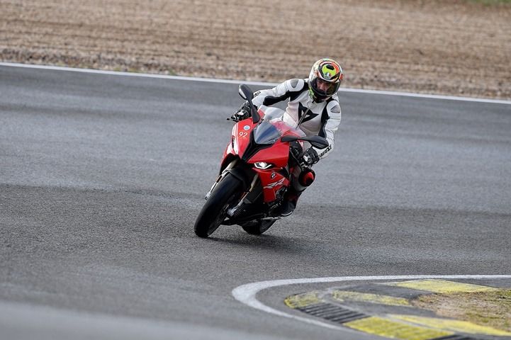 Del motocross a una BMW S1000RR sobre el asfalto mojado del Jarama. Del motocross a una BMW S1000RR sobre el asfalto mojado del Jarama.