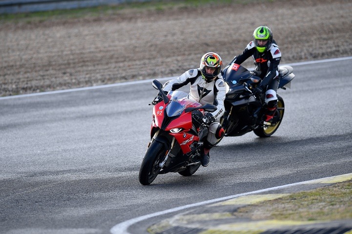 Piloto de motocross con una S1000RR por primera vez en un circuito velocidad, con una curva mojada. Piloto de motocross con una S1000RR por primera vez en un circuito velocidad, con una curva mojada.