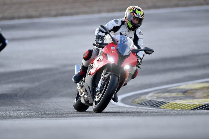 Del motocross a una pista de velocidad con una s1000rr Del motocross a una pista de velocidad con una s1000rr