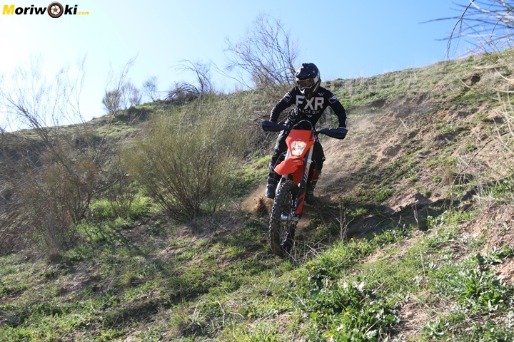 Derrape bajando con la KTM EXC 450 F 2020 Derrape bajando con la KTM EXC 450 F 2020