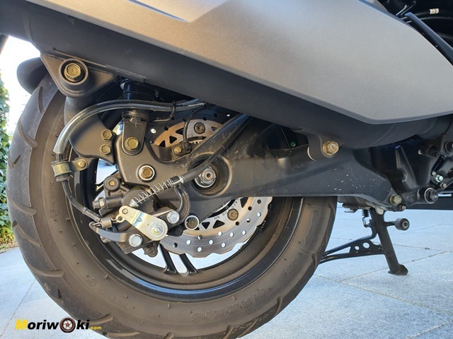 Detalle del freno trasero en el Kymco Xciting 400 S. Detalle del freno trasero en el Kymco Xciting 400 S.