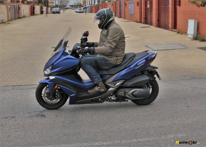 Ésta es la posición de conducción Ven el Kymco Xciting 400 S Ésta es la posición de conducción Ven el Kymco Xciting 400 S