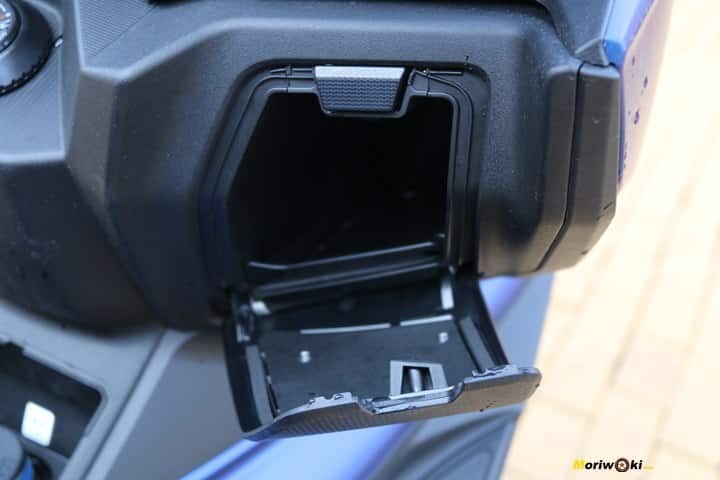 Guantera derecha en el Kymco Xciting 400 S. Guantera derecha en el Kymco Xciting 400 S.