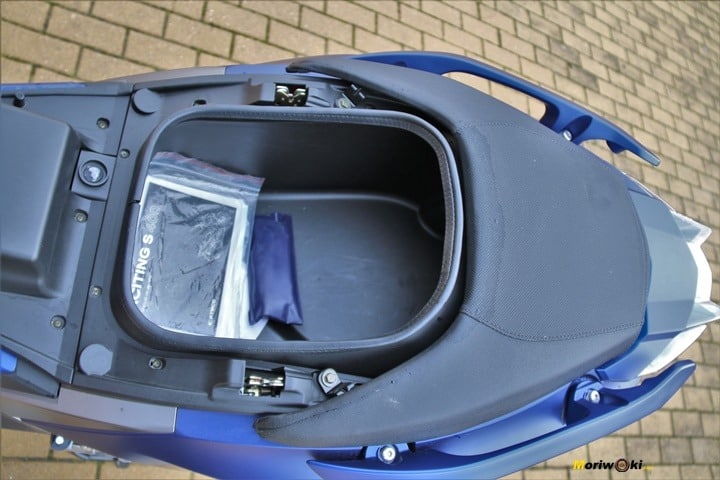El Kymco Xciting 400 S ofrece un hueco bajo el asiento suficiente para un casco integral. El Kymco Xciting 400 S ofrece un hueco bajo el asiento suficiente para un casco integral.