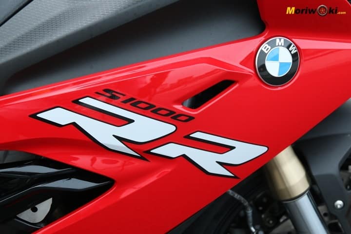 La BMW S1000RR 2019 muestra su emblema en el lateral del carenado.