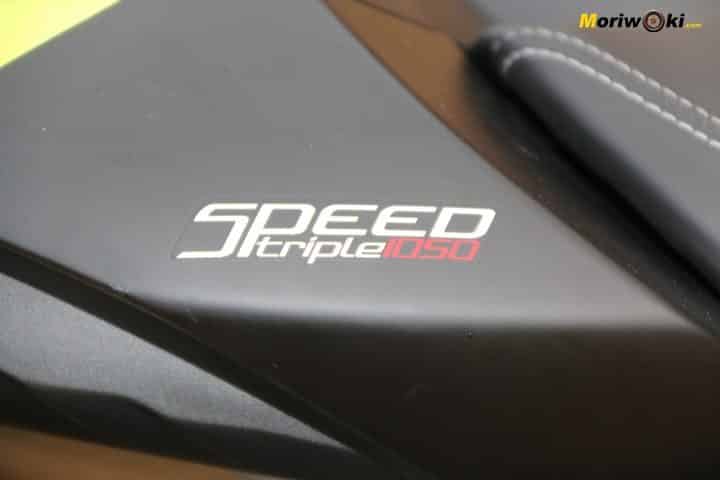 Prueba de la Triumph Speed Triple 1050 RS. Emblema Speed. Prueba de la Triumph Speed Triple 1050 RS. Emblema Speed.