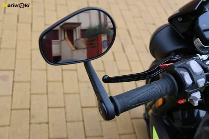 Retrovisor en el puño de la Triumph Speed Triple 1050 RS. Retrovisor en el puño de la Triumph Speed Triple 1050 RS.