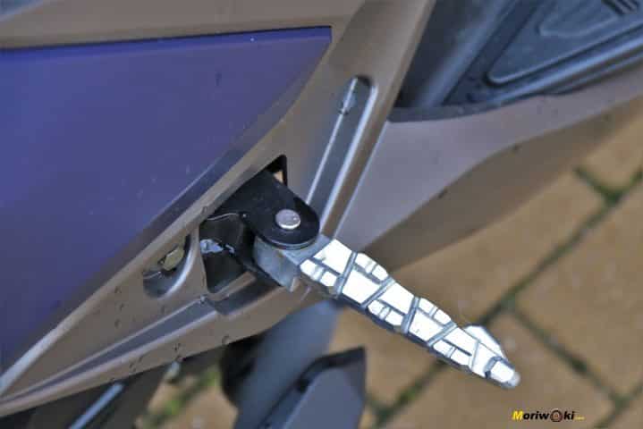 Estribera desplegada del pasajero en el Kymco Xciting 400 S. Estribera desplegada del pasajero en el Kymco Xciting 400 S.