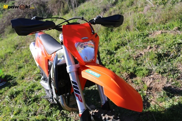 Frontal de la KTM EXC 450 F 2020. Frontal de la KTM EXC 450 F 2020.