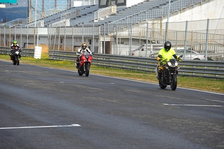 Haciendo de monitor para Piloto de motocross con una S1000RR por primera vez en un circuito velocidad Haciendo de monitor para Piloto de motocross con una S1000RR por primera vez en un circuito velocidad