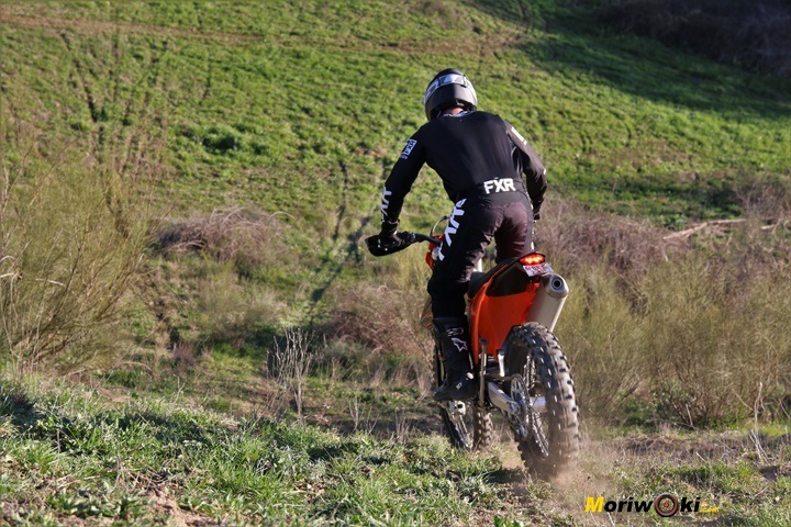 Bajada con la KTM EXC 450 F 2020 vista desde atrás. Bajada con la KTM EXC 450 F 2020 vista desde atrás.