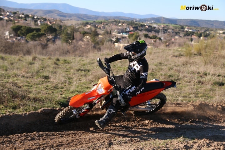 La KTM EXC 450 F 2020 en plena curva. La KTM EXC 450 F 2020 en plena curva.