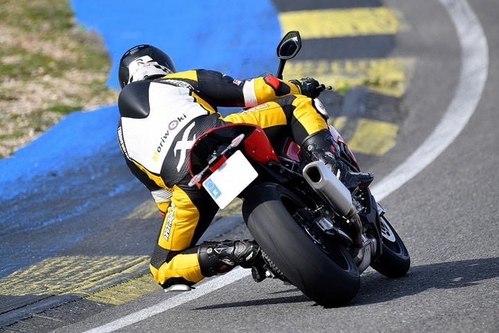 Entrando en un viraje del Jarama con la BMW S1000RR 2019.