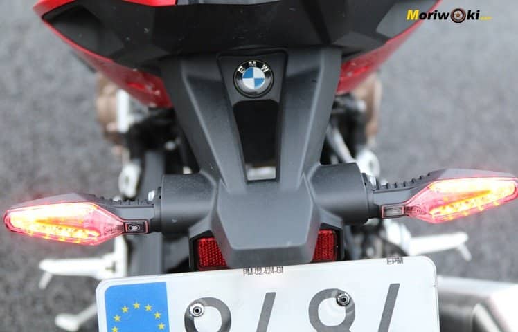 Los dos intermitentes hacen de luz trasera en la BMW S1000RR de 2019.