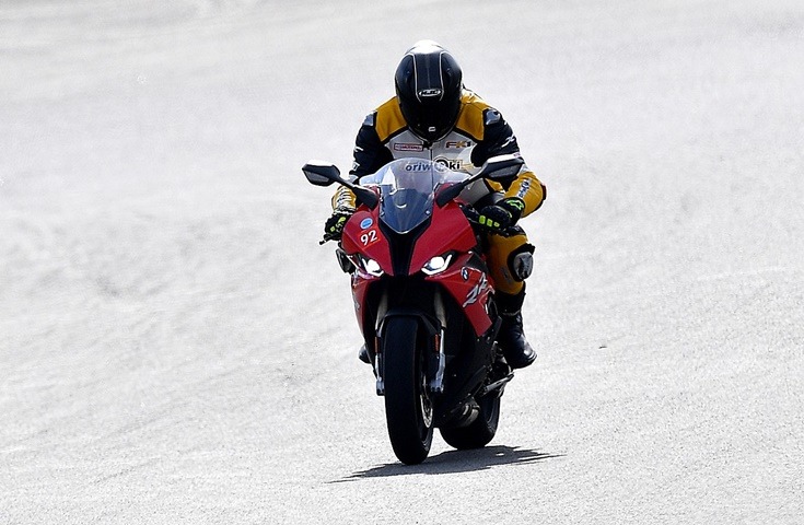 La BMW S1000RR llegando de frente