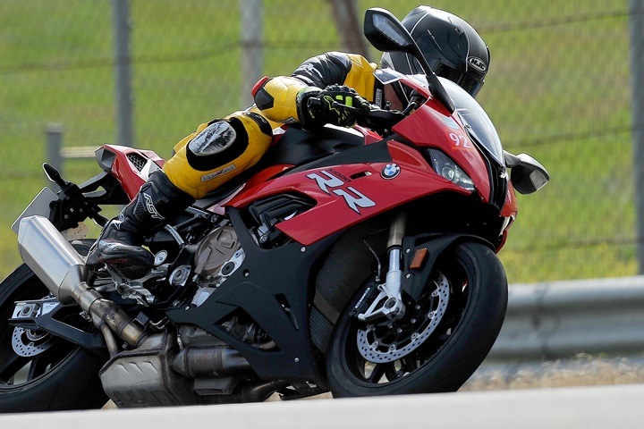 El espacio que deja la BMW S1000RR al piloto.