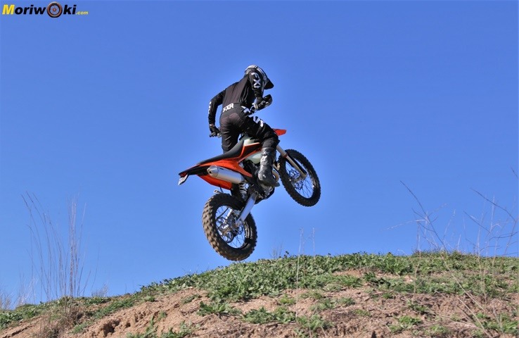 La KTM EXC 450 F 2020 compostura en el aire. La KTM EXC 450 F 2020 compostura en el aire.