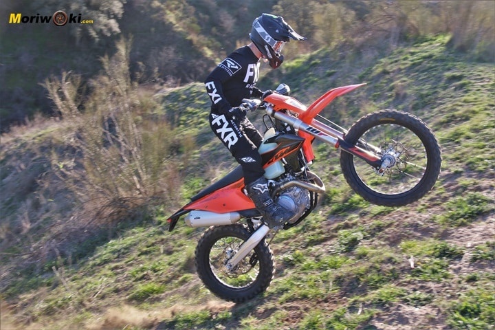 Coronando una subida con la KTM EXC 450 F 2020. Coronando una subida con la KTM EXC 450 F 2020.