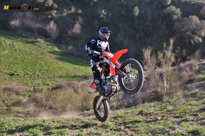 La KTM EXC 450 F 2020 despegando en una trialera. La KTM EXC 450 F 2020 despegando en una trialera.