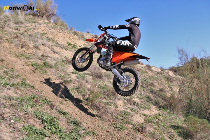 La KTM EXC 450 F 2020 es capaz de volar en una trialera. La KTM EXC 450 F 2020 es capaz de volar en una trialera.