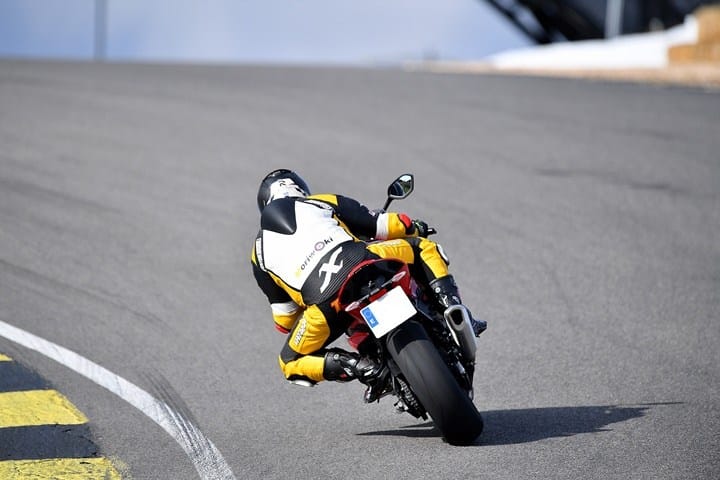 Abrir gas cuanto antes es lo más importante con la BMW S1000RR 2019.