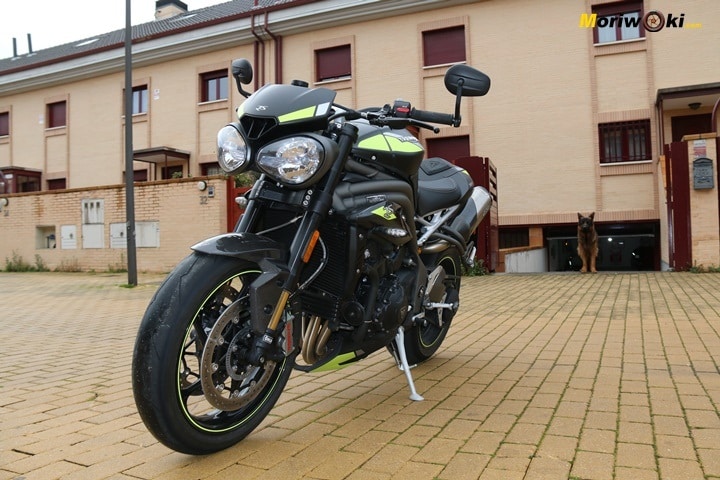 La Triumph Speed Triple 1050 RS estrechamente vigilada. La Triumph Speed Triple 1050 RS estrechamente vigilada.