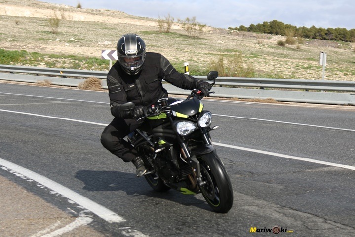 Paso por curva con la Triumph Speed Triple 1050 RS. Paso por curva con la Triumph Speed Triple 1050 RS.
