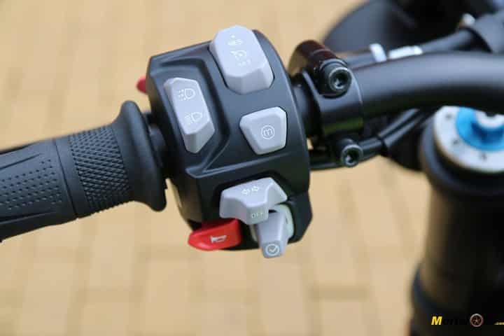 Piña izquierda con joystick de la Triumph Speed Triple 1050 RS. Piña izquierda con joystick de la Triumph Speed Triple 1050 RS.
