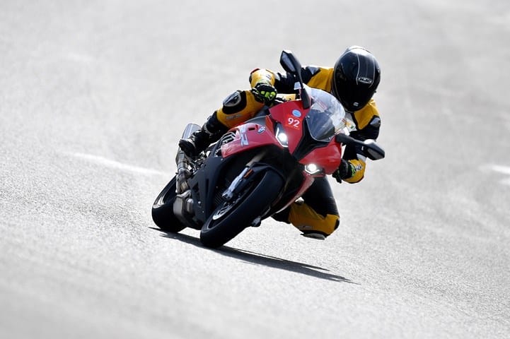 La BMW S1000RR 2019 ofrece una capacidad radical para girar.