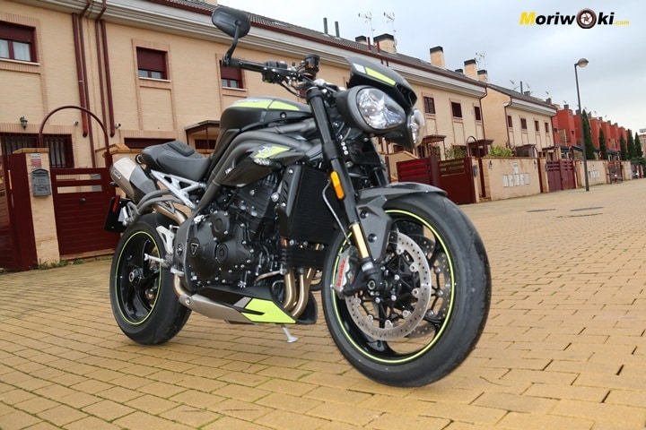 La Triumph Speed Triple 1050 RS mostrando su planta compacta. La Triumph Speed Triple 1050 RS mostrando su planta compacta.